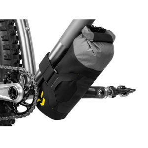Apidura - geanta cadru bicicleta cu prindere in zona pedale Backcountry 2.0 Downtube Pack 1.8 litri - negru gri - Img 3