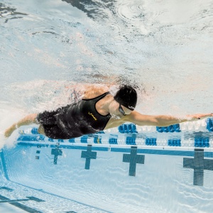 Finis - Costum inot tehnic pentru fete sau femei - Fuse Open Back Kneeskin - negru - Img 11