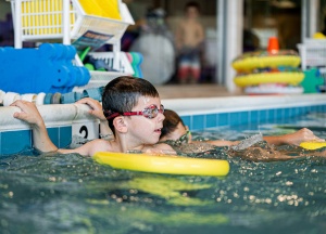 Finis - ochelari inot confortabili pentru copii (4-10 ani) Adventure Goggles - camuflaj rosu negru - Img 9