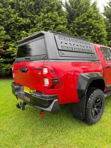 Hardtop negru pentru Ford Ranger, Wildtrak, Raptor (2023-2025), cu uși laterale rabatabile fără geam, panouri laterale exterioare multifuncționale, hayon cu geam fumuriu securizat rabatabil și geam frontal culisant AQMCAB M80 - Img 3