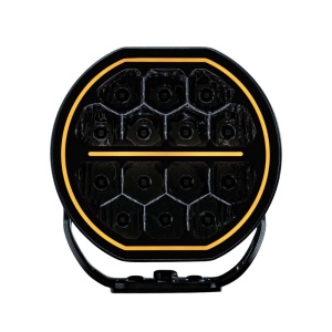 Proiector LED Big Energy 7″, 70W, 5600 lm, rază 465m, 5700K, fascicul optimizat 15,7°, lumină poziție albă și galbenă, carcasă aluminiu negru, lentilă policarbonat, suport inox, rezistent la apă și praf (IP67/IP69K), Strands