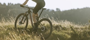 Orbea OIZ H10 White Chic- Shadow Coral - bicicletă MTB XC full suspension - Img 8