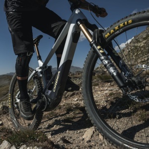 Orbea WILD H10 - bicicleta electrica e-MTB Trail full suspension 29 - maro cu componente custom Fox Kashima - Img 8