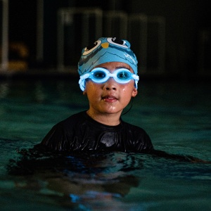 Finis - ochelari inot vizibilitate sporita pentru copii FlowGlows (Glow in the dark) Goggles - albastru - Img 2