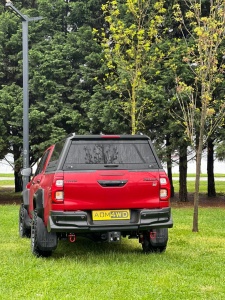 Hardtop negru pentru Isuzu D-Max (2021-2025), cu 3 geamuri fumurii securizate rabatabile și geam frontal culisant AQMCAB G80 - Img 2