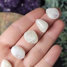 Piatra Lunii (Moonstone) - Descopera echilibrul suprem cu acest minunat cristal