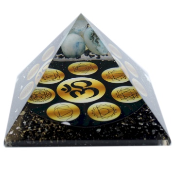 Piramida din de Orgonit - Miezul NoptiiOm Chakra - 90 mm