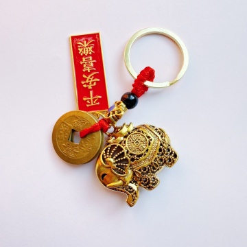 Breloc Amuleta Feng Shui Elefant cu monede si mantre norocoase - Protectie si Abundenta