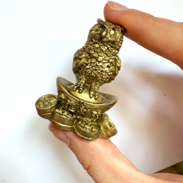 statueta bufnita si monede