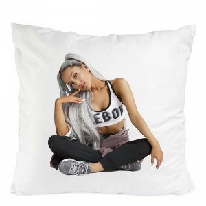 PERNA ARIANA GRANDE 01