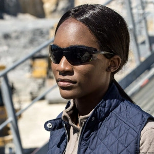 Ochelari de lucru si protectie 𝗖𝗢𝗕𝗥𝗔, lentile fumurii/incolor, snur inclus