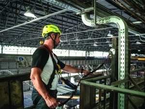 Punct de ancorare universal, extrem de flexibil in aplicare si poate fi instalat pe structuri plane, inclinate sau verticale din lemn, beton sau otel