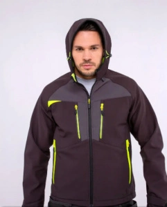 Jacheta Softshell neagra cu gluga, respirabila, impermeabila si rezistenta la vant