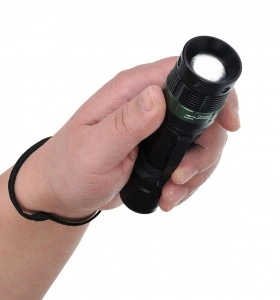 Lanterna tactica de 180 lumeni, lungime raza 300m
