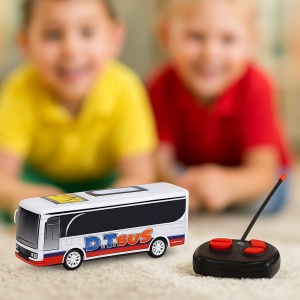 Masinuta Autobuz cu telecomanda, muzica si lumini, scara 1:30, Alb