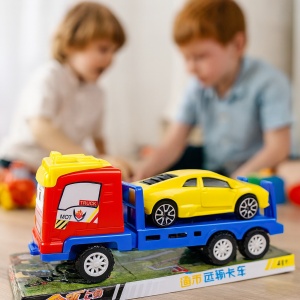 Camion de remorcare inertiala cu masini, cabina rosu