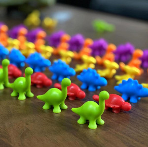 Joc educativ si cu dinozauri "Numaratoarea Dinozaurilor", Sorteaza, Potriveste, Numara si Compara, 72 Piese - Img 10