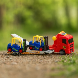 Set 3 masinute, Camion cu frictiune si 2 x mini masini, cabina rosu - Img 2