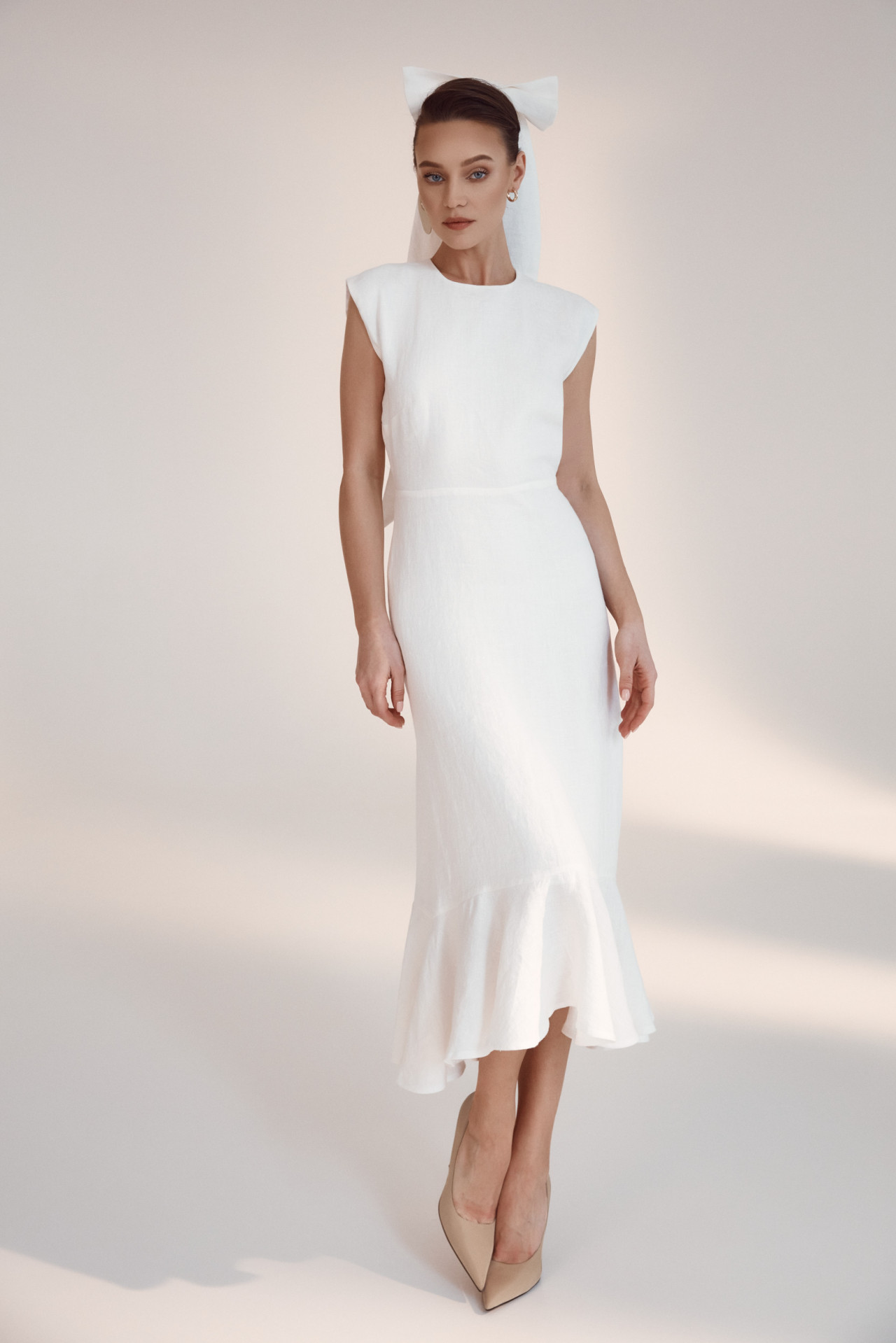 HELLO, STRANGER! / Rochie midi alba din in cu volane si decolteu la spate