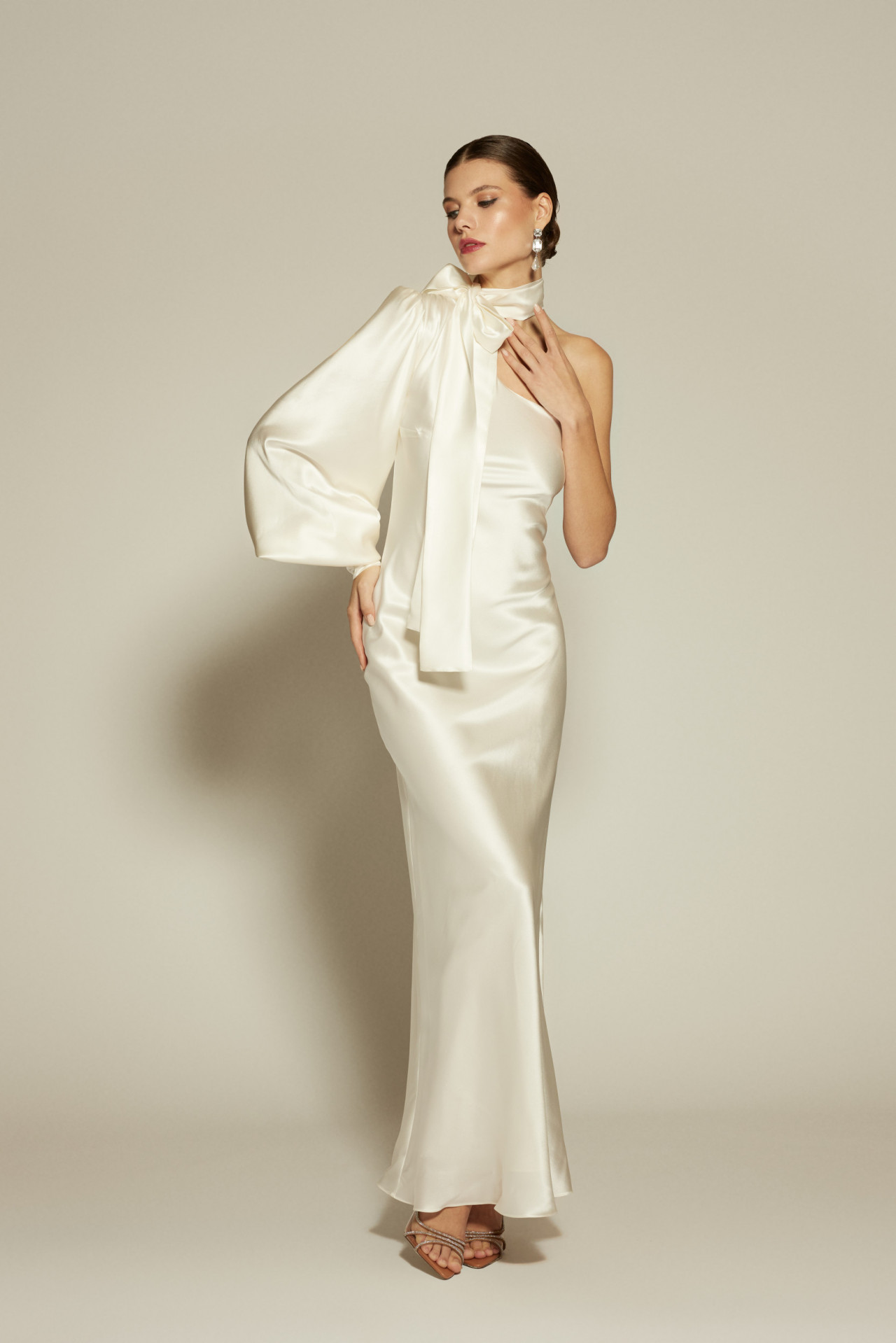 TIMELESS GRACE / Rochie lunga din matase alba cu un umar gol