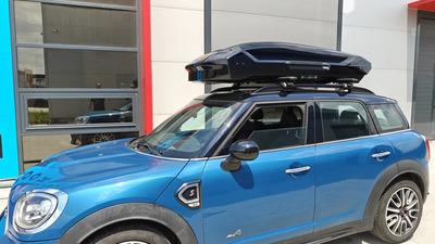 MINI Countryman Cooper S - cu bare longitudinale despartite de plafon - montaj cutie Thule Motion 3 și bare Thule WingBar EVO