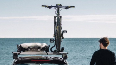 Cum transporți biciclete pe plafonul mașinii — tipuri de sisteme de montare și ce să știi