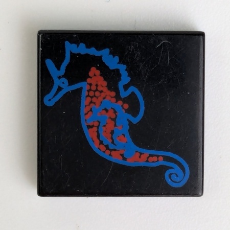 3068px11-11G Tegel 2x2 Blauw en rood zeepaardje zwart gebruikt *5T05-33