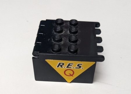 2337pb01-11G Ruit 4x4x2 cockpit verlenging met ' R.E.S.' en rode ' Q' op gele driehoek zwart gebruikt *5S011