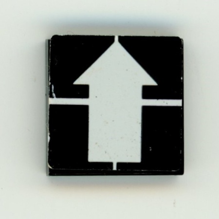 3068bpb0049-11G Tegel 2x2 met witte pijl op zwarte achtergrond (Sticker) zwart gebruikt *5T05-31