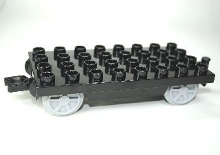 31300c03-11 DUPLO Wagonbasis 4x8 met lichtgrijze wielen en haak zwart NIEUW *
