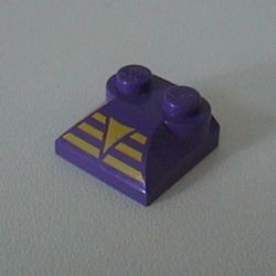 47457pb02-89G Dakpan rond 2x2x2/3 twee noppen met gele strepen en driehoek paars, donker gebruikt *5R000