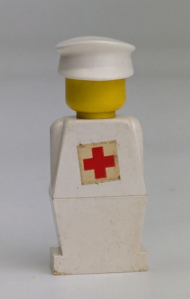old047sG Legoland Oude type minifig - Wit lijf met kruis (sticker), witte benen en witte pet gebruikt *0M0000