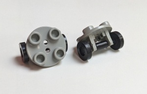 2655c02-9G Platte plaat 2x2 rond met wielhouders MET zwart skateboardwiel (2496) lichtgrijs (klassiek) gebruikt *0L000