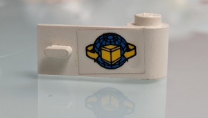 3821pb011-1G Autodeur 1x3x1 met doos, pijlen en wereldbol (Sticker), rechts wit gebruikt *5S007
