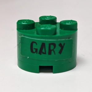 3941pb08-6G Steen, rond 2x2 GARY op groene achtergrond (Sticker) groen gebruikt *5S020