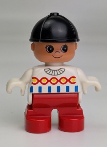 6453pb014G Duplo, kind type 2 met paardrijhelm gebruikt *