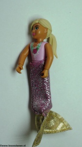 belvFem56e Vrouw- Roze zwempak met schelpen patroon, donkerblond haar MET ZEEMEERMINSTAART NIEUW *