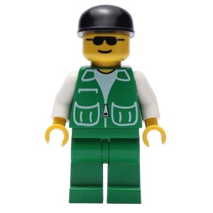 pck007G Man met groene jas, groene benen en zwarte pet gebruikt *0M0000
