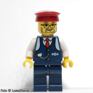 trn075G Conducteur Charlie, donkerrode pet, baard en snor, zwart vest en zwarte broek gebruikt *0M0000