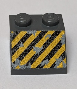 3039px16-85G Dakpan bedrukt 45 2x2 met zwarte en gele diagonale strepen grijs, donker (blauwachtig) gebruikt *5R000