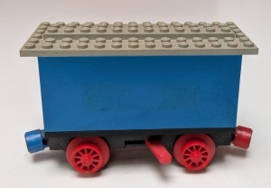 3443c03-7G Batterijbox wagen, rode switch, blauwe en rode magneten en lichtgrijs dak blauw gebruikt *