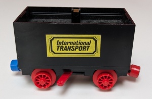 3443c10pb02-11G Batterijbox wagen, rode switch, 'International TRANSPORT' (Stickers) (PAKKETPOST) zwart gebruikt *
