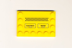 6180pb023-3G Tegel 4x6 met noppen zijkant ELECTRICS en WATER (Sticker) geel gebruikt *5T10-01