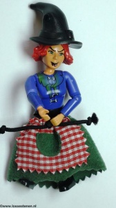 belvFem14A Vrouw - Heks, zwarte shorts, blauw shirt met benen knopen, rood haar, heksenbhoed, rok NIEUW *