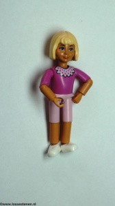 belvFem21G Vrouw - roze shorts, donkerroze shirt met kanten kraag, lichtblond haar gebruikt *
