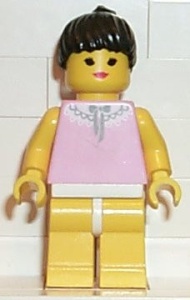 par042G Vrouw, zwart haar, roze hemdje gebruikt *0M0000