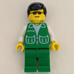 pck019G Groene jas met twee grote zakken, groene benen en zwart haar gebruikt *0M0000