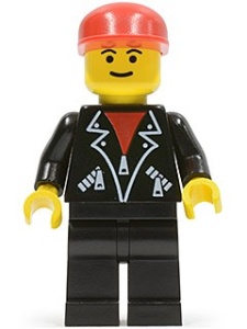 trn086G Zwarte leren jas met rits, rode cap, zwarte broek gebruikt *0M0000