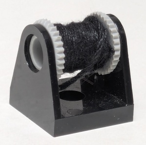 2584c02-11G Houder slangenrol compleet met zwart koord zwart gebruikt *0D0000