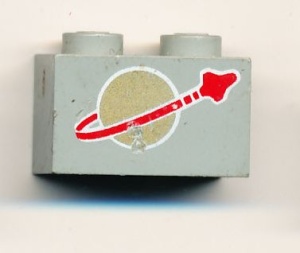 3004p90-9G Steen 1x2 Classic Space Logo (goud) goede goudkleur lichtgrijs (klassiek) gebruikt *5V02-12